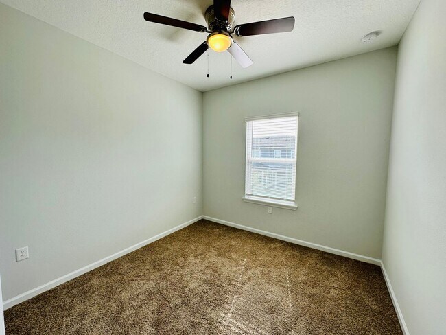Building Photo - Spacious End Unit with Garage & Resort-Sty...