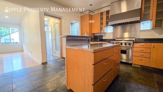 Photo du bâtiment - Modern 4 Beds, 3.5 Baths Single- Family | ...