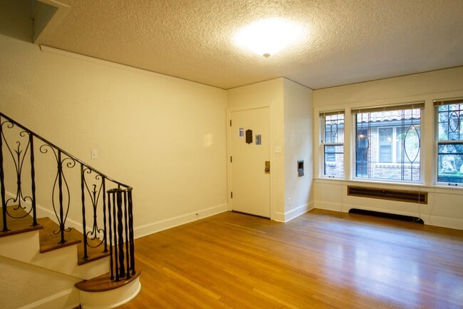 Building Photo - Vintage Tudor Townhouse w Beautiful Architectural Details & Style!