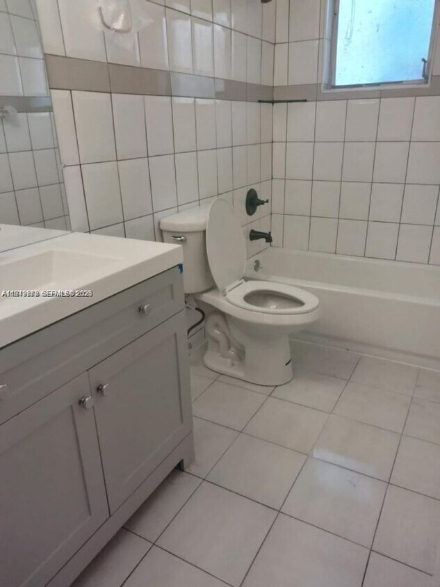 Foto del edificio - 7006-7008 NW 78th Ave