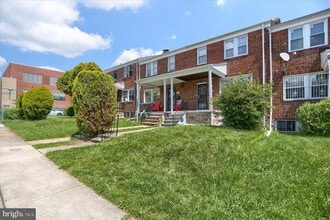 Building Photo - 1323 N Kenwood Ave