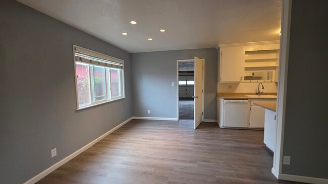 Building Photo - 6364 Thomas Ave