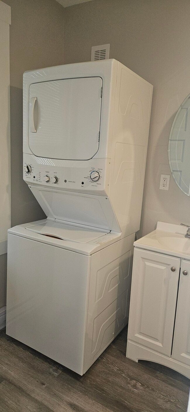 Building Photo - 3 Warren St