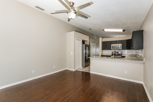 Building Photo - 13611 Glasser Ave