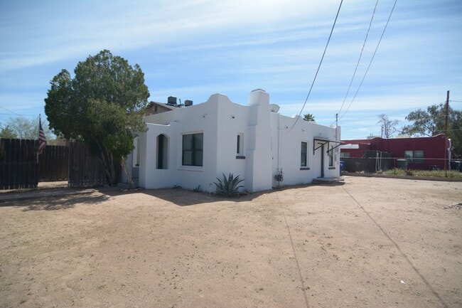 Building Photo - Charming 2 Bedroom 1 Bath Home! Close to t...