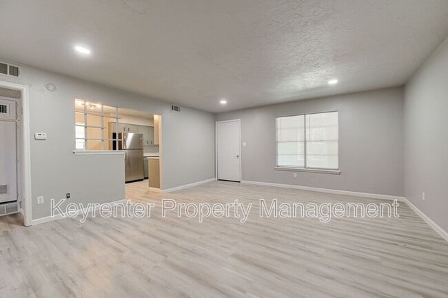 Building Photo - 1309 Crown Point Ave