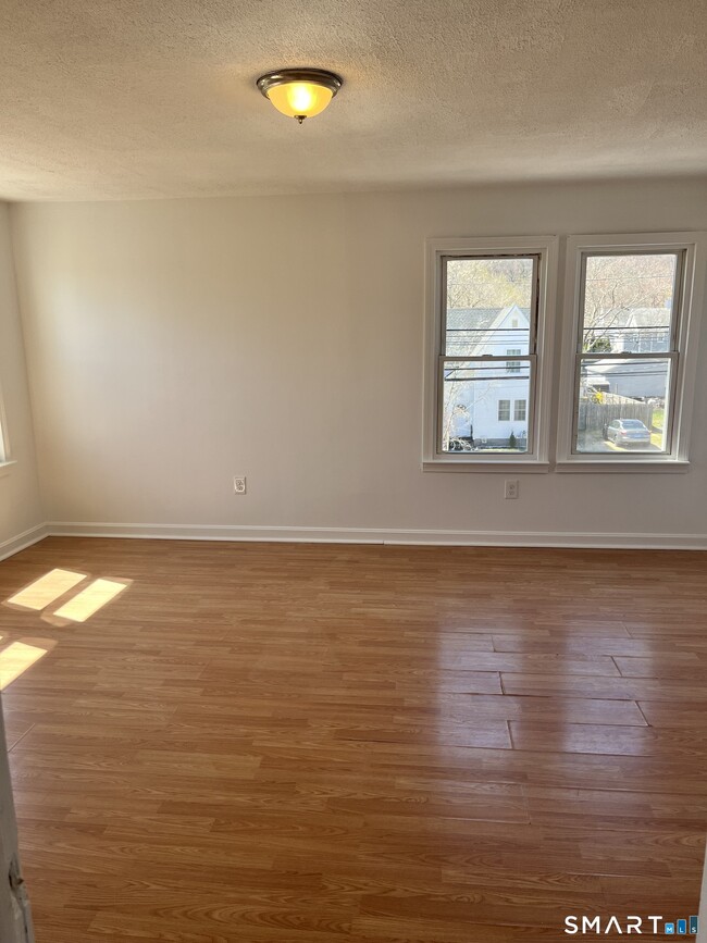 Foto del edificio - 192 Wakelee Ave