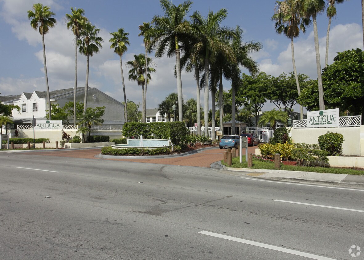 Antigua at Country Club of Miami Apartments in Hialeah, FL