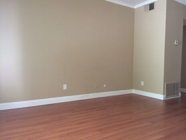 Foto del edificio - Beautiful 1 Bed/1 Bath Condo Apartment with Patio, Hardwood Flooring, Central AC, Washer and Drye...