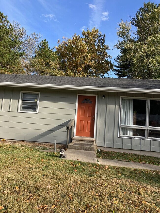 Building Photo - 4 Bedroom Single Family Home in Bloomington