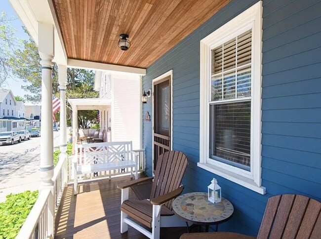 Building Photo - "Charming 2-Bed Retreat with Modern Touche...