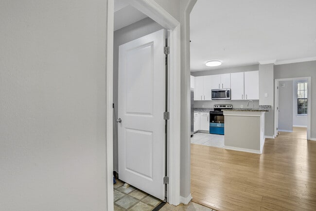 Building Photo - Stunning Remodeled 2 Bedroom Condo in Williams Walk