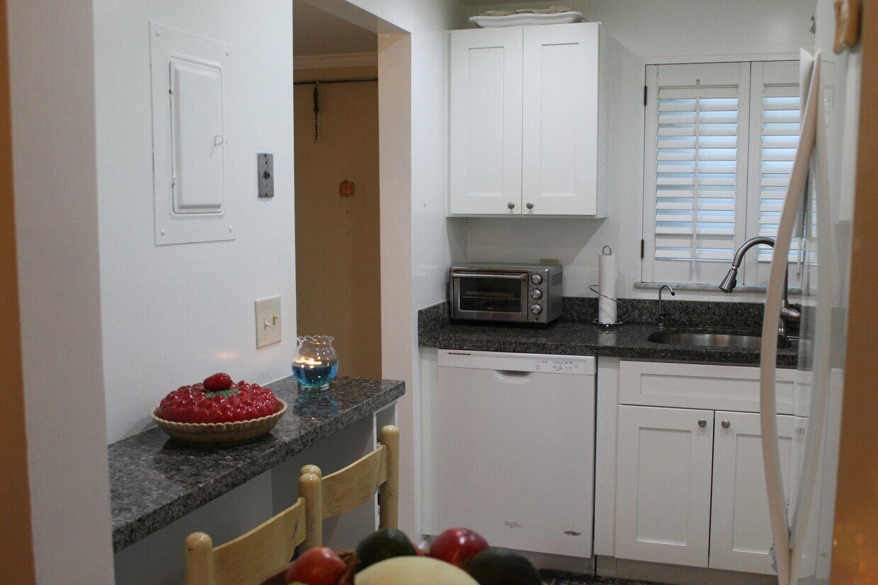 Foto principal - 1638 Embassy Dr