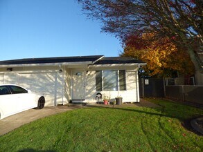 Building Photo - 4811-4813-4813 Cougar Ct SE
