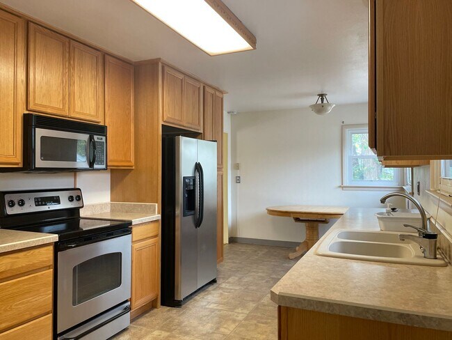 Foto del edificio - 4 bed 2 bath rental