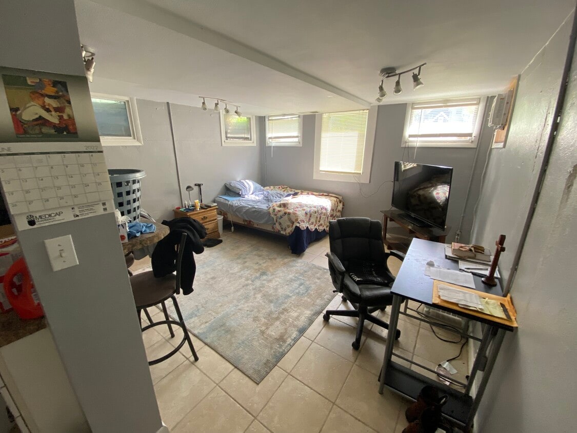 Studio apt - 123 7th St