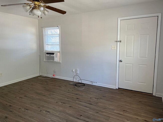 Building Photo - 1322 Oshaughnessy Ave NE