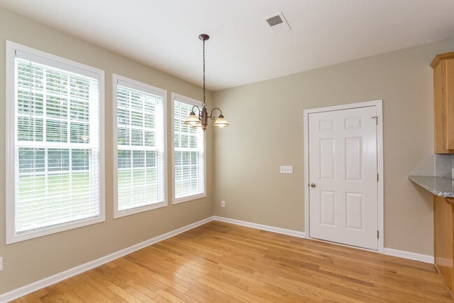 Building Photo - 83 Oak Park Square