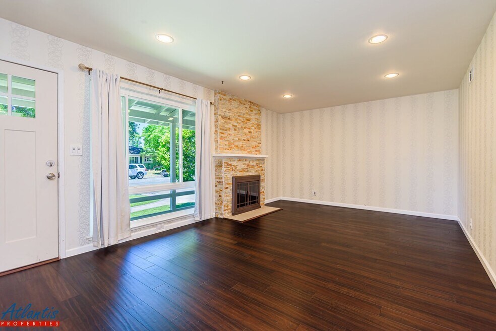 Beautiful Home | Remodeled Kitchen | Central A/C
