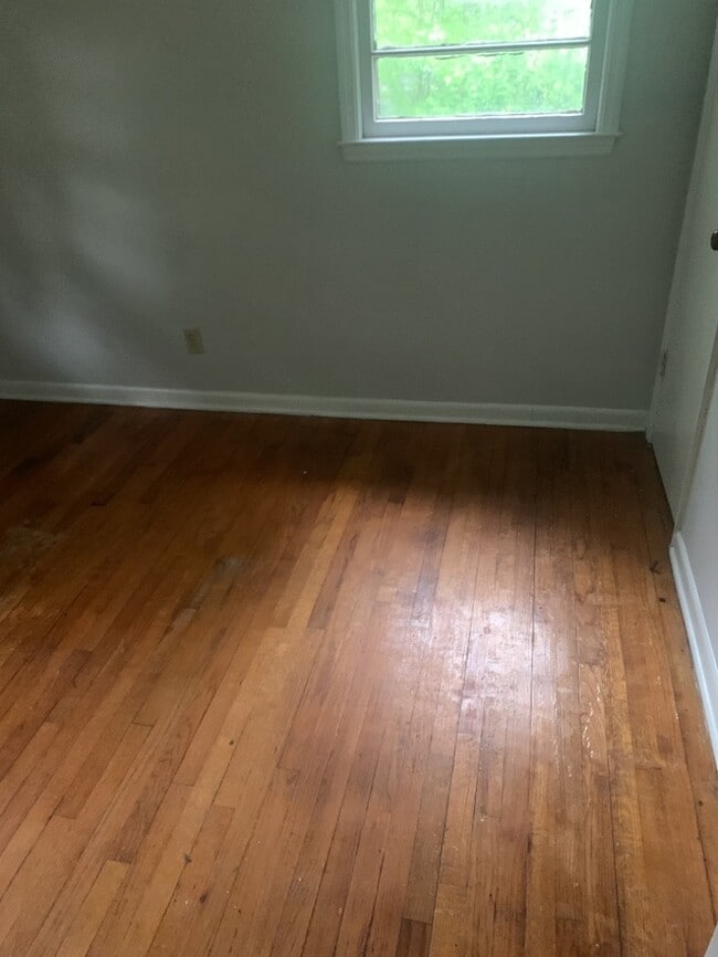 Building Photo - 2 Bedroom 1 bathroom