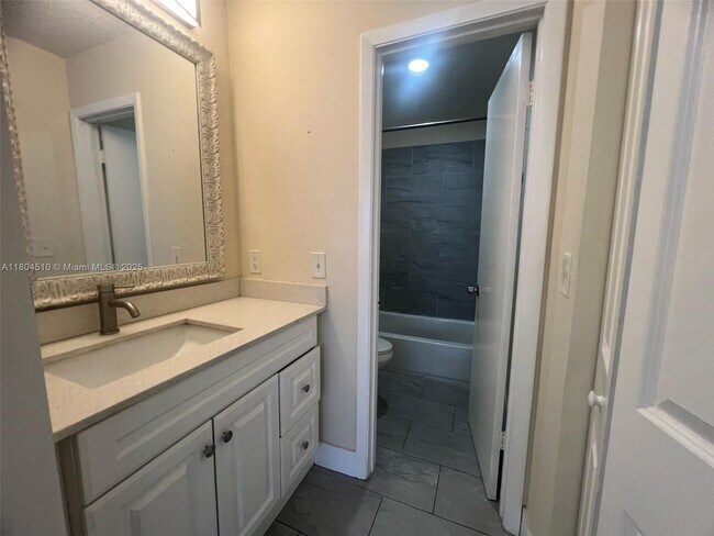 Foto del edificio - 6560 W 27th Ct