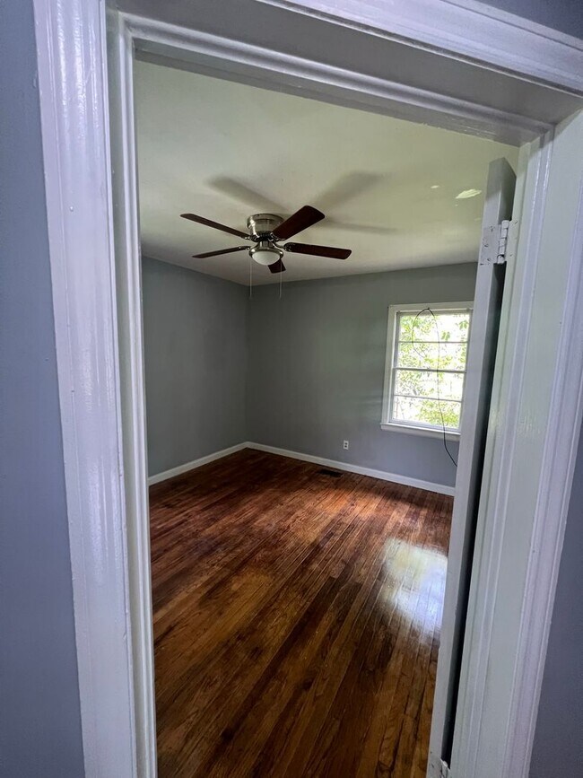 Building Photo - 217 Munson Dr