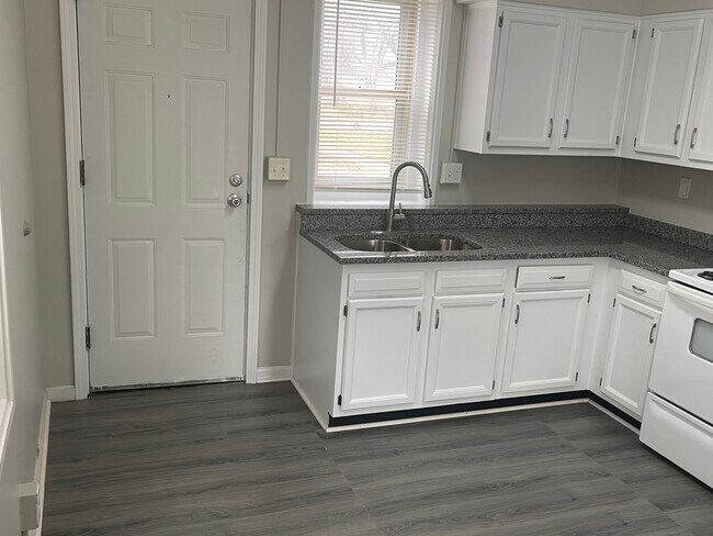 Kitchen - 1824 La Salle Pl