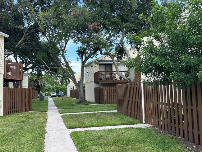 Building Photo - 631 Executive Center Dr