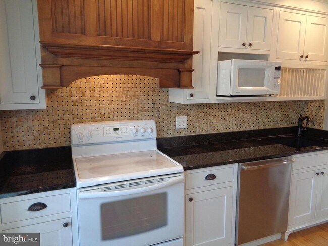 Building Photo - 10 Donagh Ct