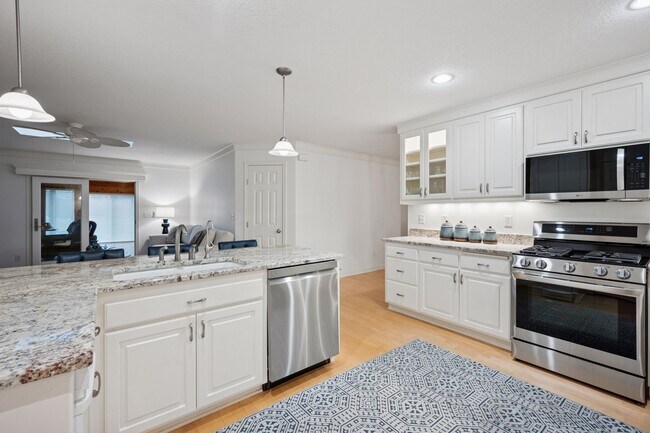 Electrodomésticos de acero inoxidable, encimeras de granito, mucho espacio en la encimera para preparar comidas - 145 Holly Ln N