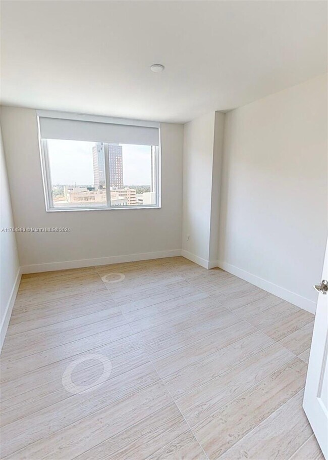 Foto del edificio - 215 N New River Dr E