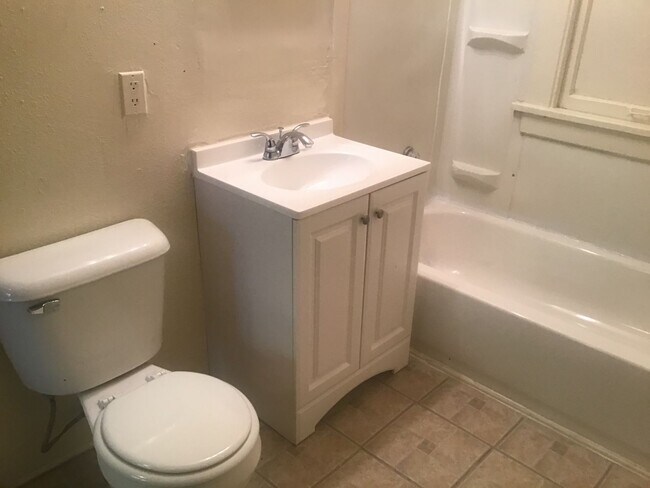 Building Photo - 3 bedroom 1.5 bathroom single family home ...
