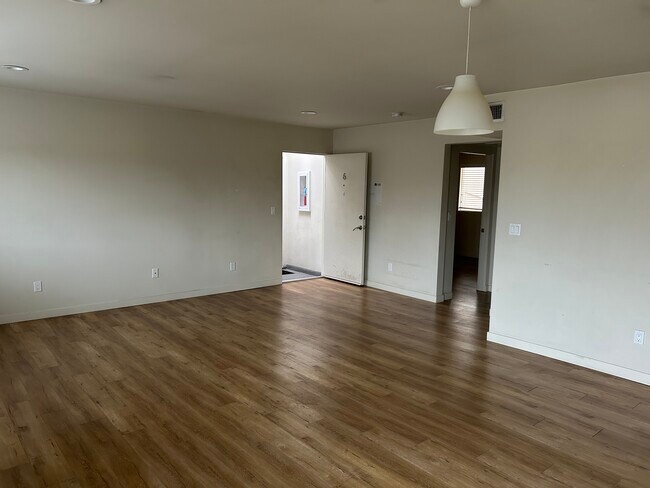 Entrada principal/Sala de estar - 3449 Keystone Ave