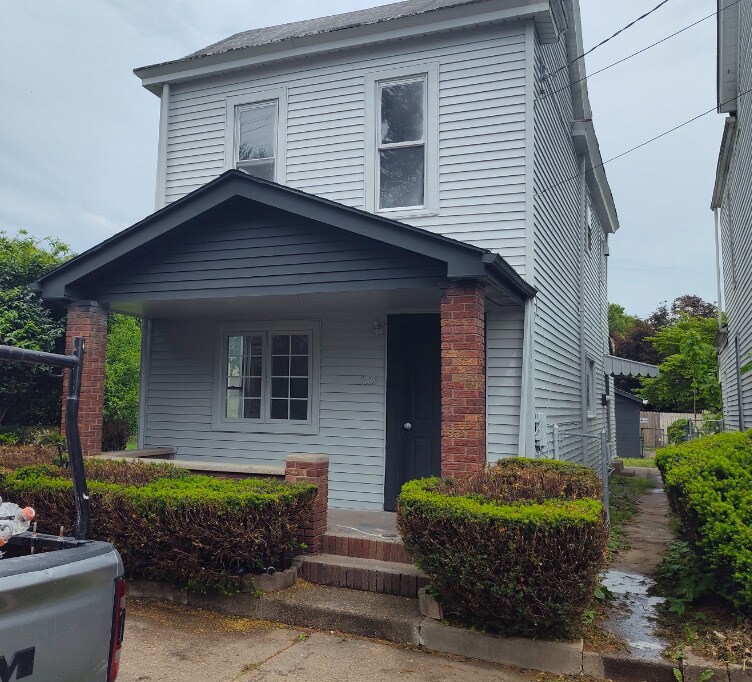 Primary Photo - 210 Washington Ave