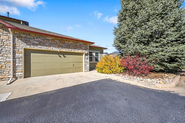 Foto del edificio - $2,095.00, 3-bed + Bonus room, 2.5 bath, l...