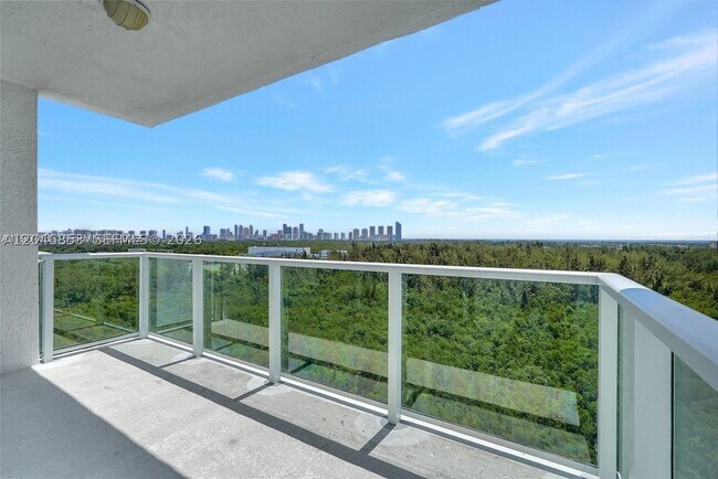 Foto del edificio - 14951 Royal Oaks Ln