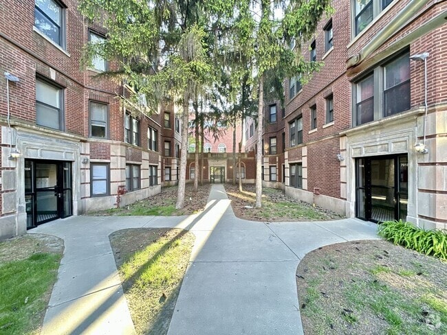 Building Photo - 7008 N Paulina St