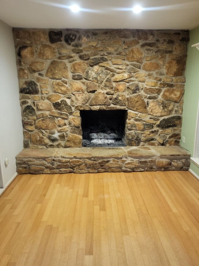 Building Photo - 104 W Lavender Ln