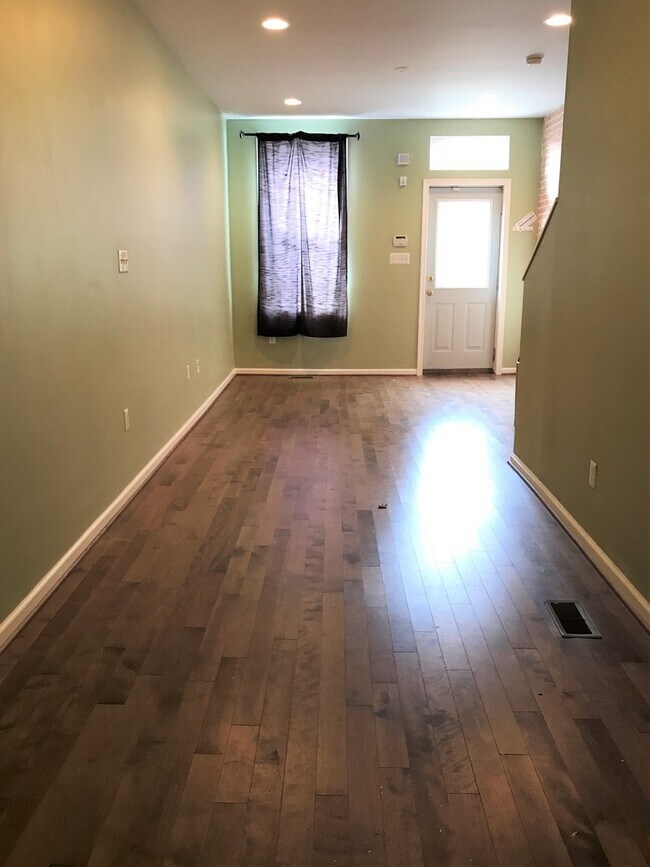 Foto del edificio - 3-Bedroom Townhome in Heart of Remington -...
