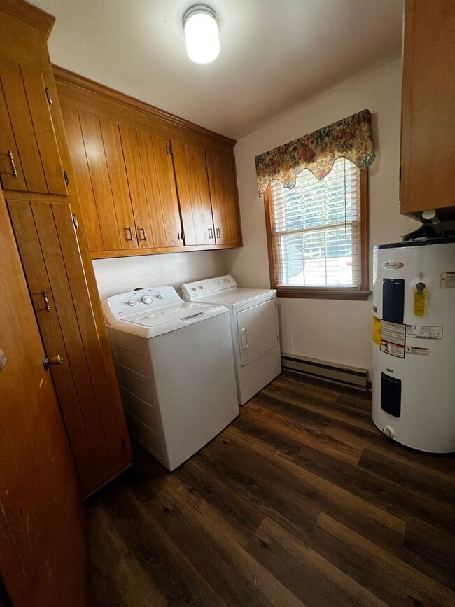 Building Photo - 3-Bed 2-Bath in Town with 3-Car Garage!