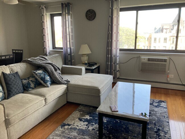 Family Room - 607 W Wrightwood Ave