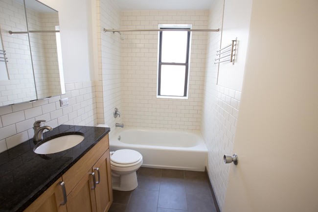 Baño - 5355-5361 S. Cottage Grove Avenue