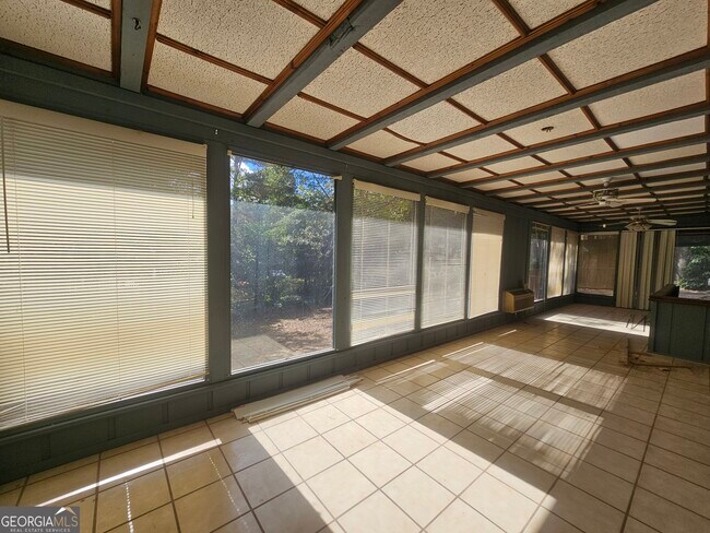 Foto del edificio - 96 Glencrest Dr