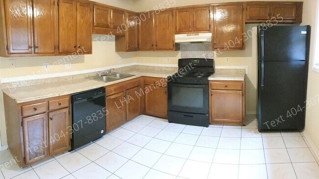 Building Photo - Beautiful 6br / 3bth. Renovated. Open Layout.