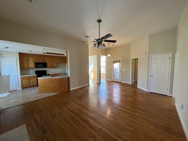 Foto del edificio - NO LONGER TAKING APPLICATIONS 589 Weyburn ...