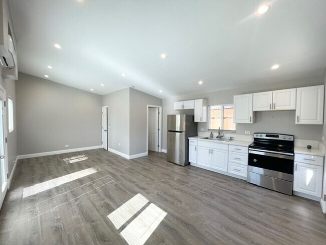 Building Photo - Charming 2 bed 1 bath house with Full 1 be...