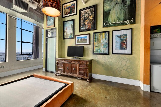 Foto del edificio - 315 E 8th St