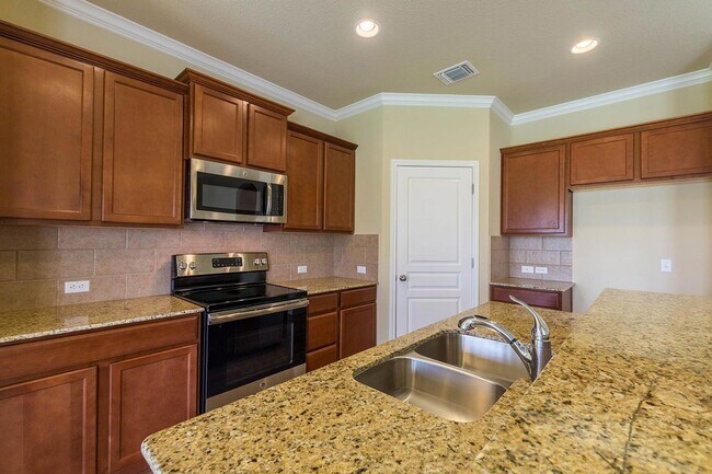 Foto del edificio - Spacious 4-Bedroom, 2-Bath Home in Hills o...