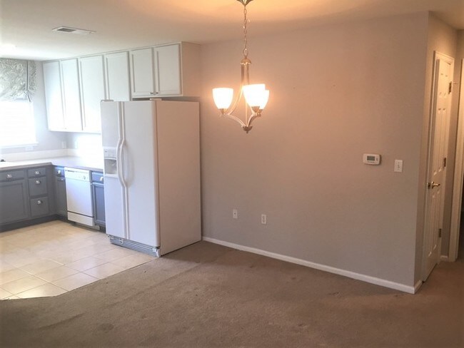 Building Photo - Lovely Lakeshore Condo with Garage