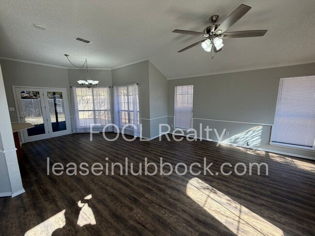 Building Photo - Large 3 bed 2 bath